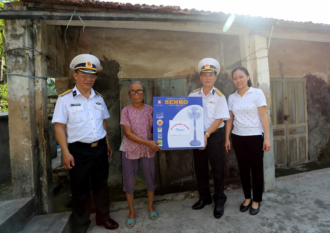 Vùng 1 Hải quân: Tặng quà các gia đình khó khăn