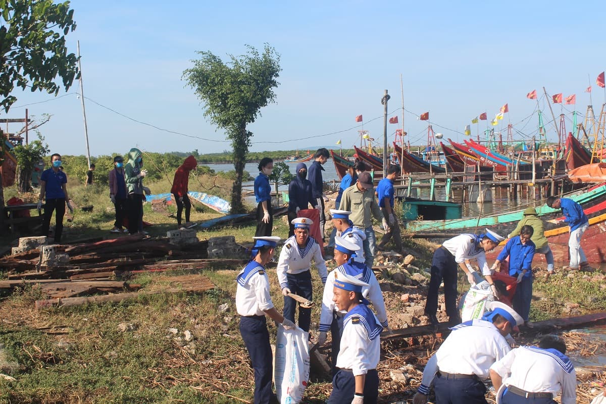 Hải đội 137 tham gia chương trình “Tuổi trẻ lực lượng vũ trang Quân khu 4 với biển, đảo quê hương”