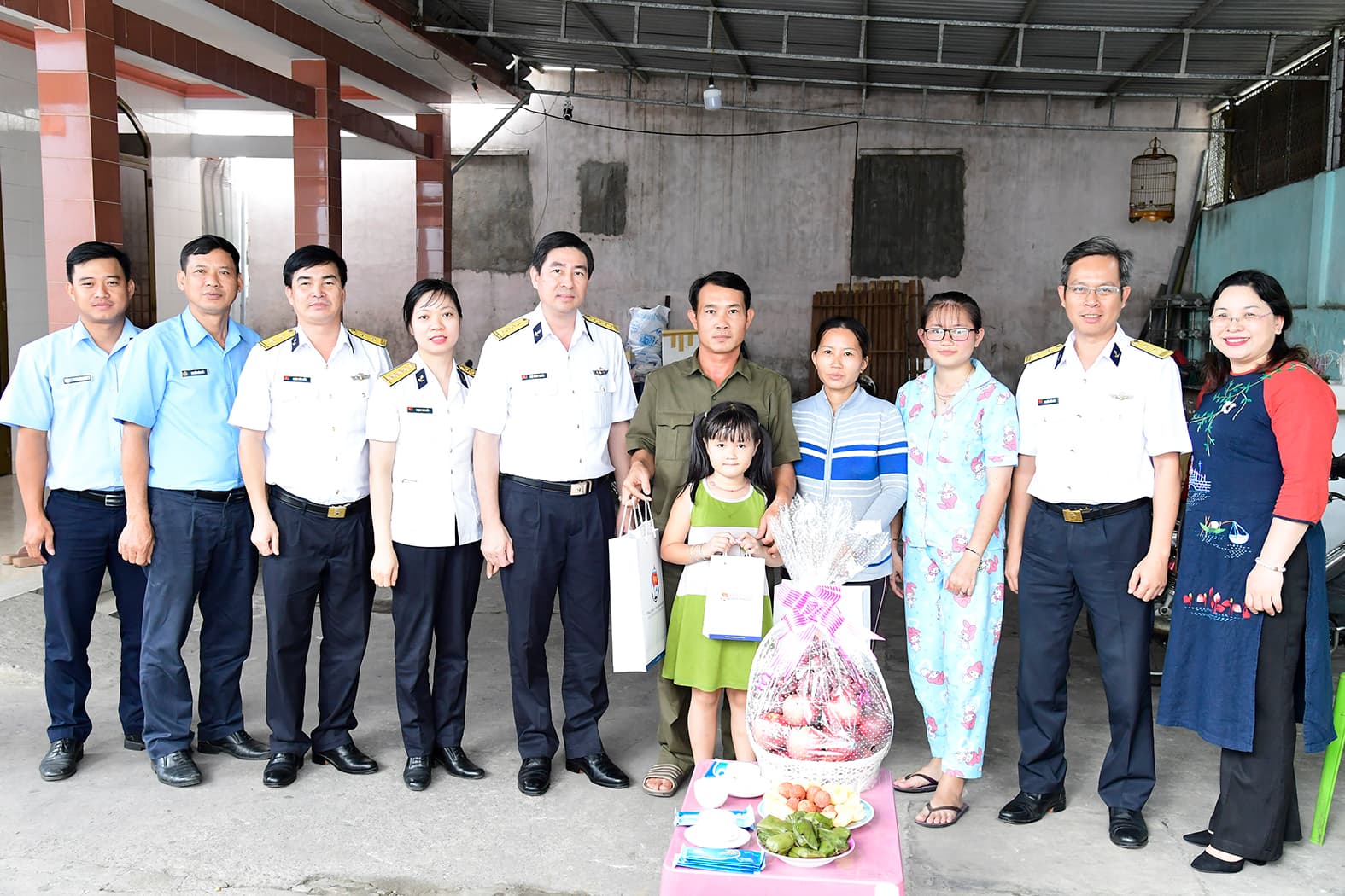 Tổng công ty Tân cảng Sài Gòn tặng quà các cháu thiếu nhi nhân Ngày Gia đình Việt Nam