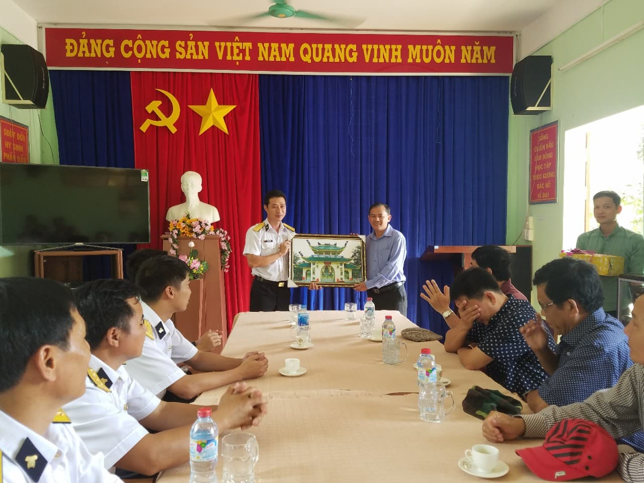 Đoàn cán bộ tỉnh Đồng Nai thăm, tặng quà Trạm ra đa 590