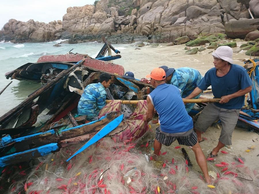 Cán bộ, chiến sĩ Tiểu đoàn 454 kịp thời hỗ trợ ngư dân bị nạn