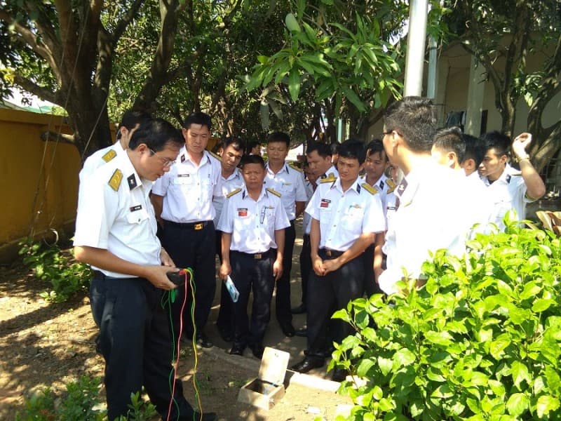 Trung đoàn 251 huấn luyện phòng chống sét cho cán bộ, chiến sĩ