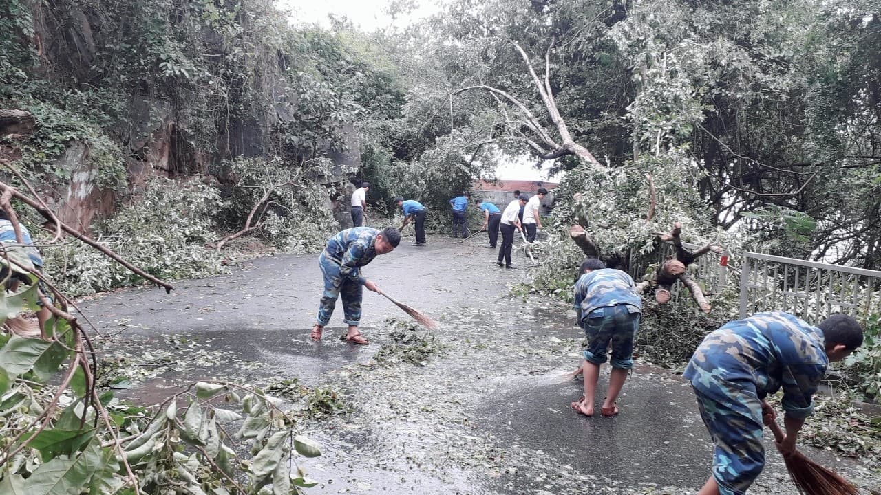 Trạm ra đa 585 tham gia giúp dân dọn vệ sinh sau bão số 9