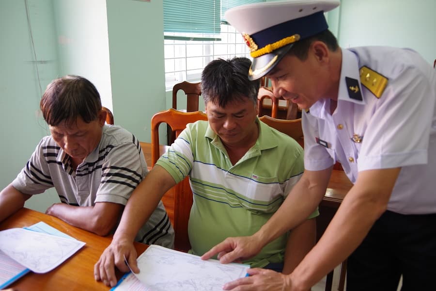 Vùng 2 Hải quân tuyên truyền pháp luật cho ngư dân