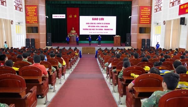 Lữ đoàn 167 nói chuyện chuyên đề về biển, đảo cho gần 1.000 giảng viên, sinh viên Đại học Tài chính - Maketting
