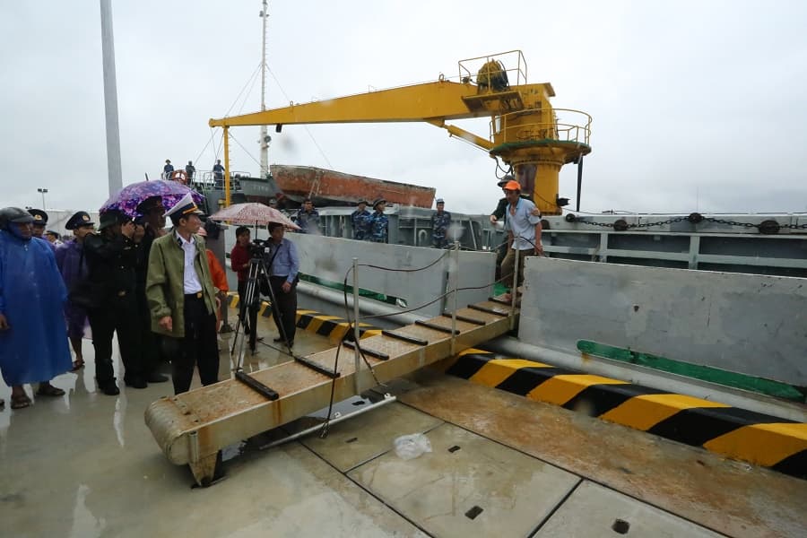 Bàn giao ngư dân bị nạn và tử nạn cho gia đình, địa phương