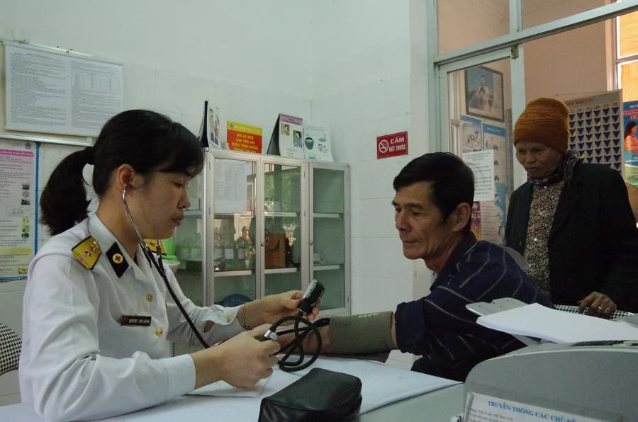 Lữ đoàn 170 Hải quân khám bệnh, tư vấn sức khỏe cho hơn 100 đối tượng chính sách