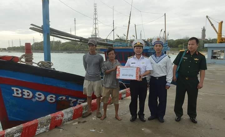 Cấp cứu và sửa chữa tàu cho ngư dân tại đảo Song Tử Tây