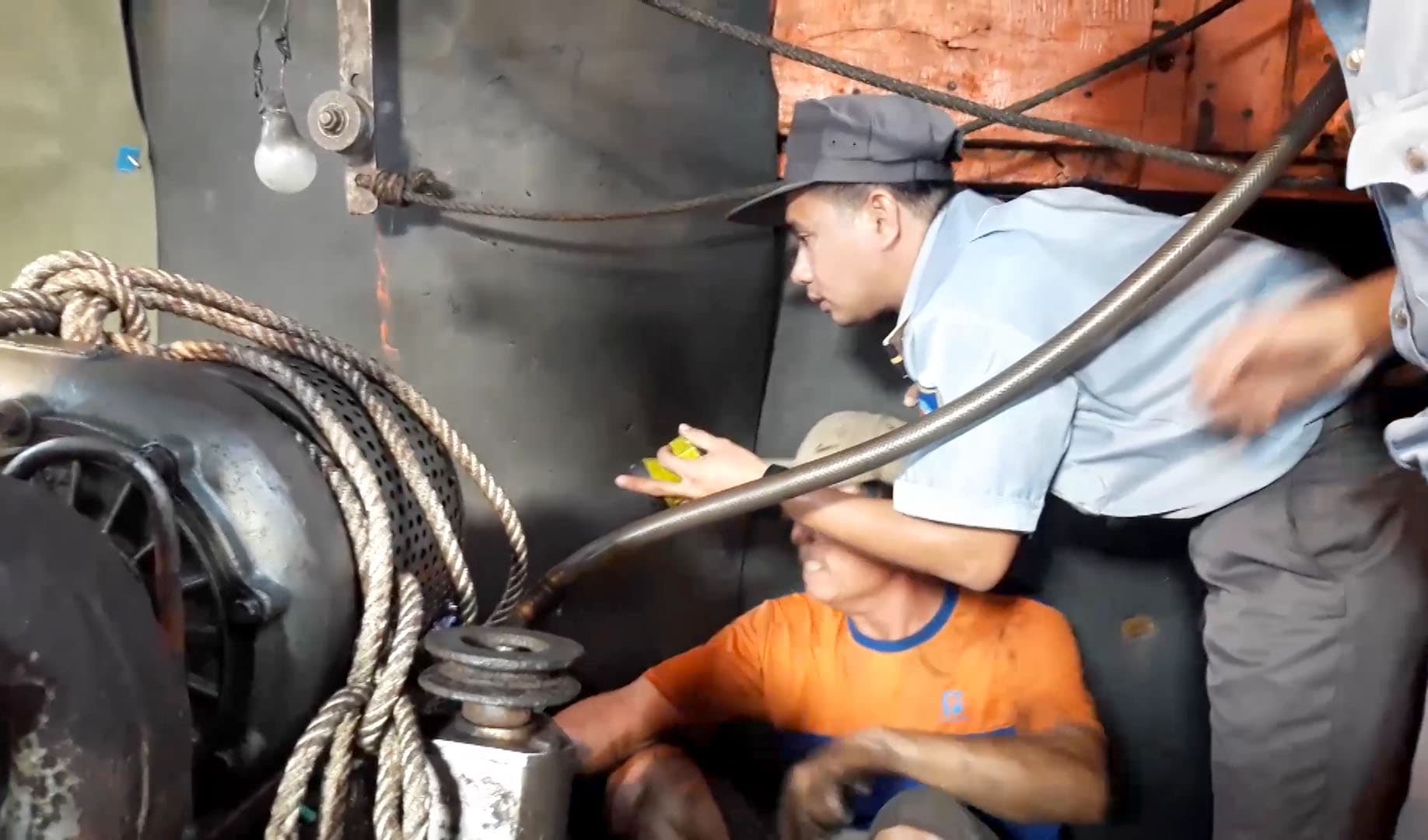 Tàu KN 469 khắc phục thành công sự cố cho tàu cá Khánh Hòa