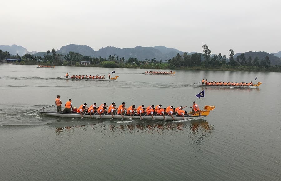 Công ty TNHH Thế Kỷ tặng 10 chiếc thuyền rồng cho Lữ đoàn 126
