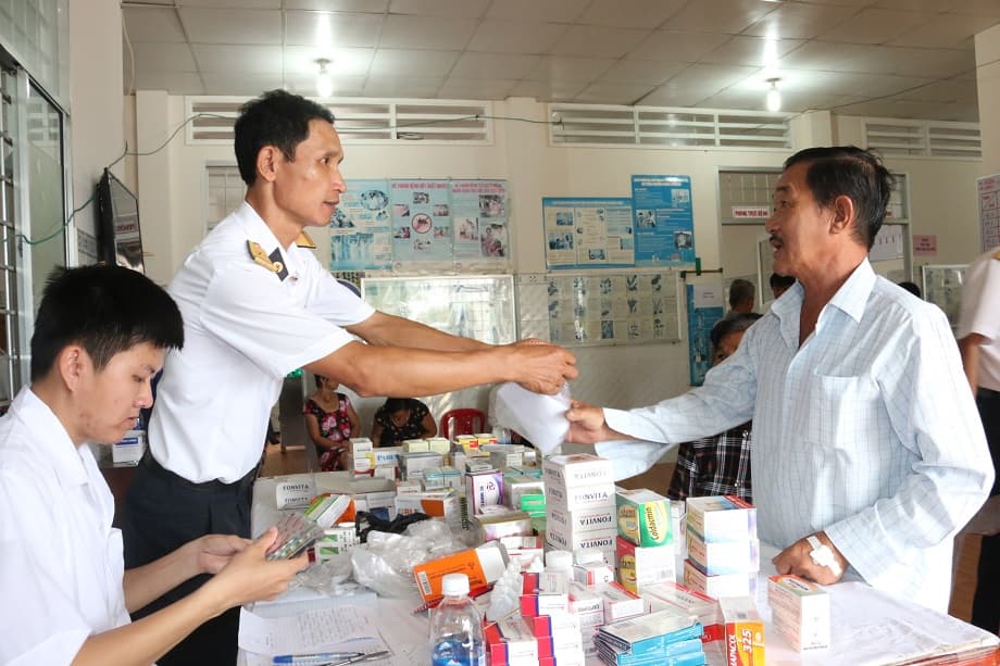 Vùng 5 Hải quân: Khám bệnh, cấp thuốc miễn phí; tặng quà cho các đối tượng chính sách huyện Phú Quốc