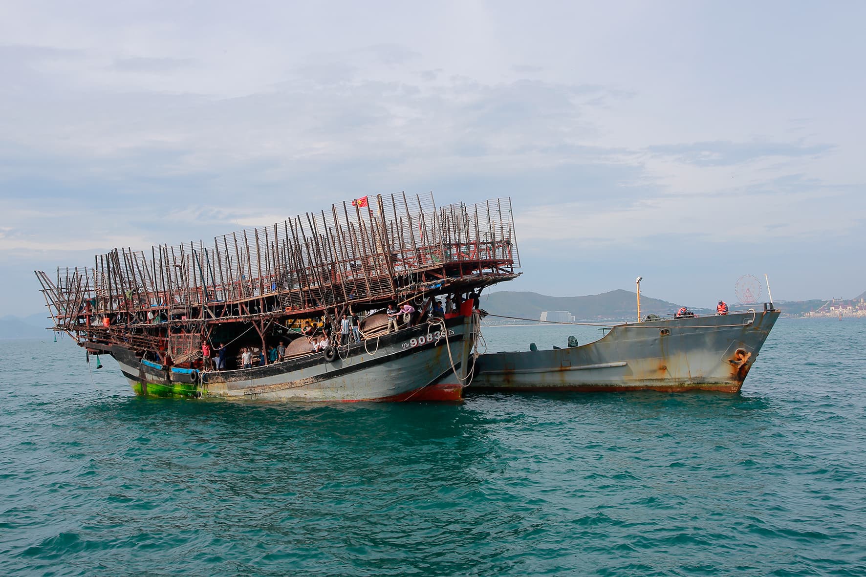 Tàu 736 Hải quân lai kéo Tàu QNa 90839 TS và 53 ngư dân bị nạn trên biển Trường Sa về bờ an toàn