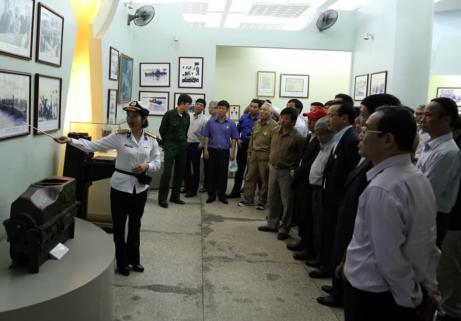 Đoàn đại biểu Viện Hàn lâm Khoa học Công nghệ Việt Nam tham quan Bảo tàng Hải quân