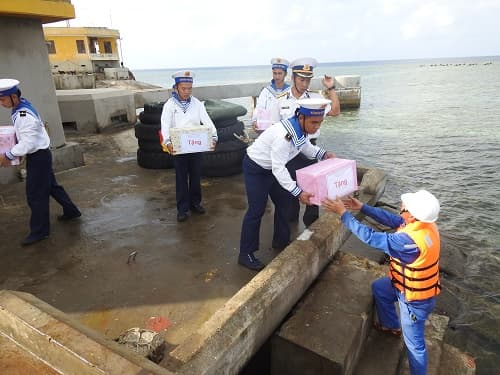Chỉ huy Hải đoàn 129 thăm, kiểm tra các âu tàu, làng chài thuộc huyện đảo Trường Sa