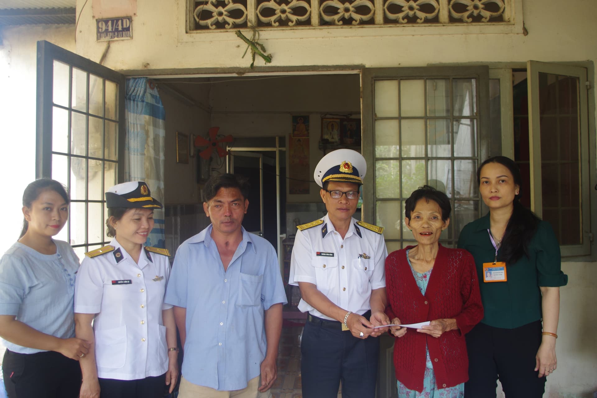 Trung đoàn 251 thăm tặng quà, chúc Tết các gia đình chính sách trên địa bàn