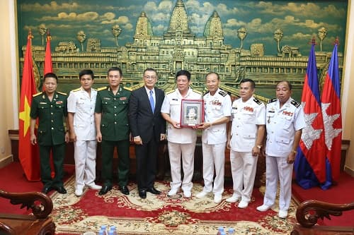 Đoàn công tác Hải quân  Việt Nam thăm và chào xã giao Chỉ huy trưởng Căn cứ Biển Hải quân Hoàng gia Cam -pu-chia