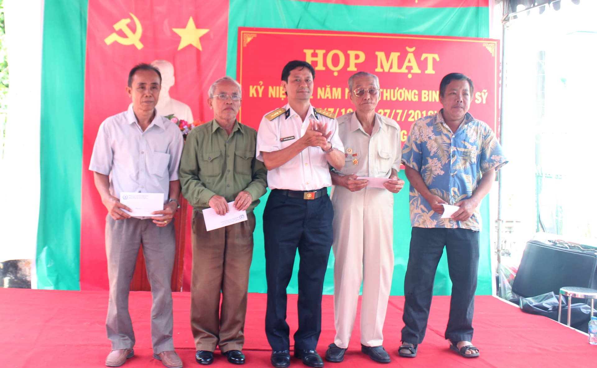 Kho 862, Cục Kỹ thuật Hải quân: Tặng 25 phần quà cho gia đình chính sách
