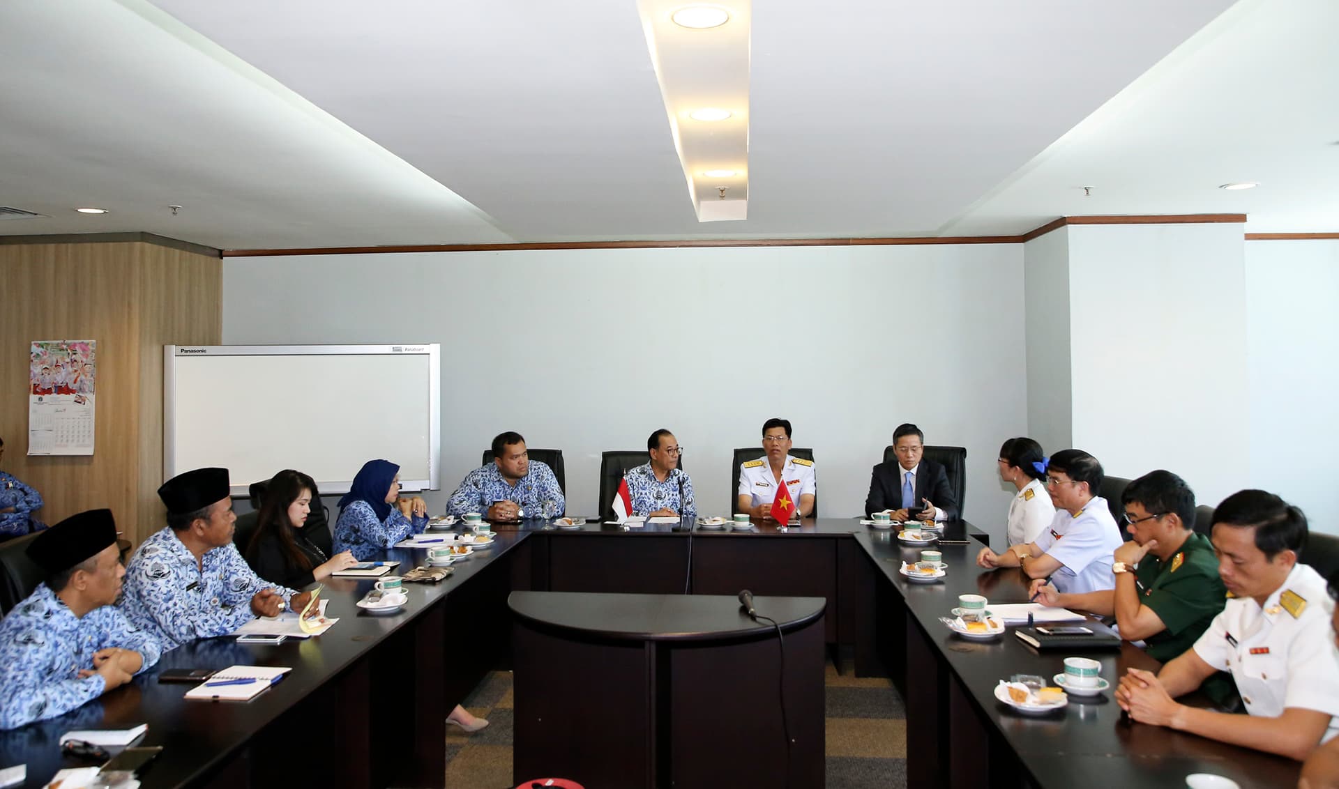Đoàn công tác tàu buồm 286 chào xã giao chính quyền Jakarta và thăm 1 số đơn vị Hải quân Indonesia
