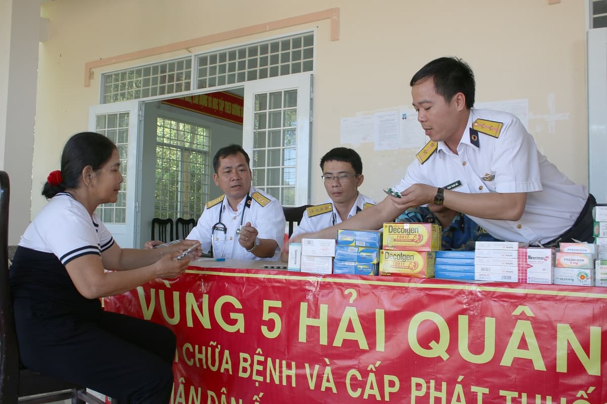 Vùng 5 Hải quân khám bệnh, cấp phát thuốc miễn phí cho nhân dân trên địa bàn đóng quân