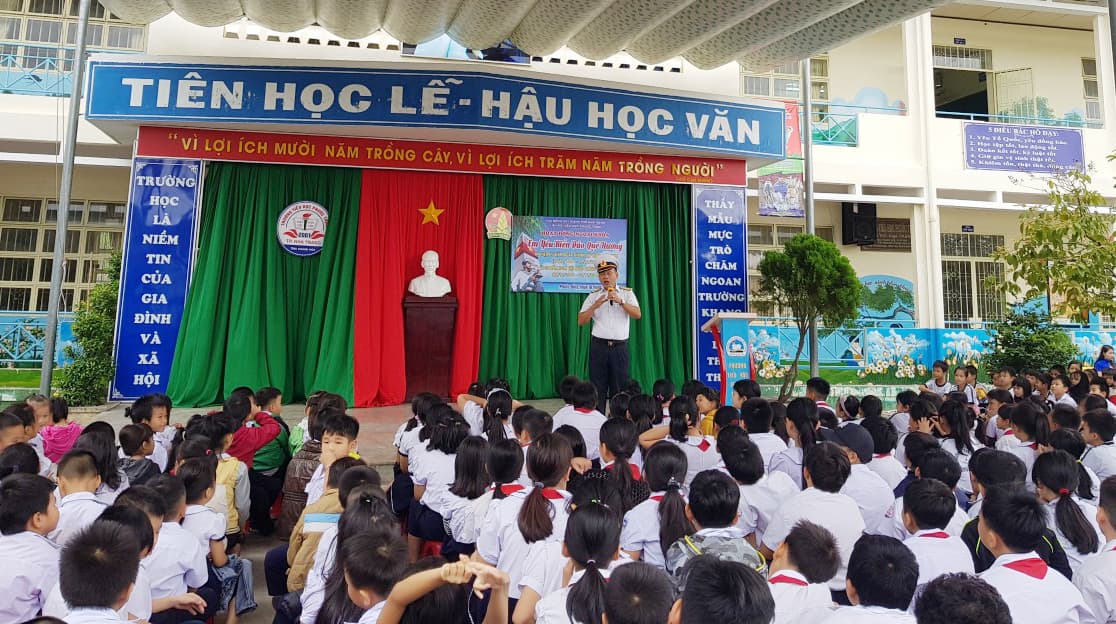 Học viện Hải quân nói chuyện truyền thống tại Trường Tiểu học Phước Thịnh