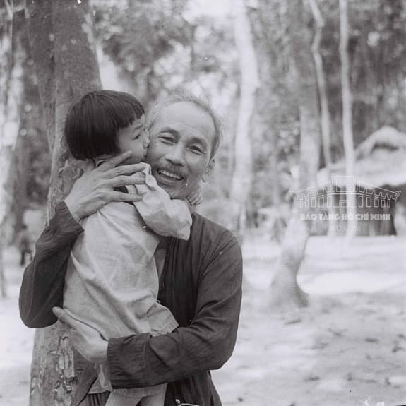 Bác Hồ với các cháu thiếu nhi