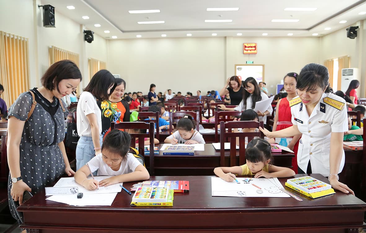 Thi vẽ tranh “Gia đình của em-Gia đình Tân cảng Sài Gòn”