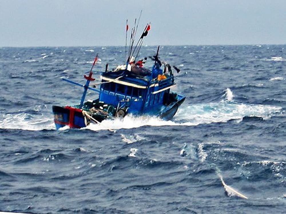 Tàu 904 kịp thời cứu sống 6 ngư dân bị nạn trên biển