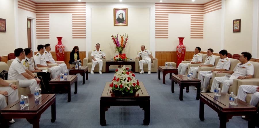 Chỉ huy nhóm tàu huấn luyện Nhật Bản thăm Vùng 3 Hải quân