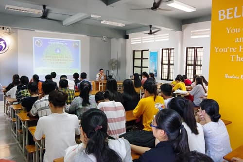 Trung đoàn 196: Tuyên truyền biển, đảo cho hơn 1.200 sinh viên Đại học Khánh Hòa