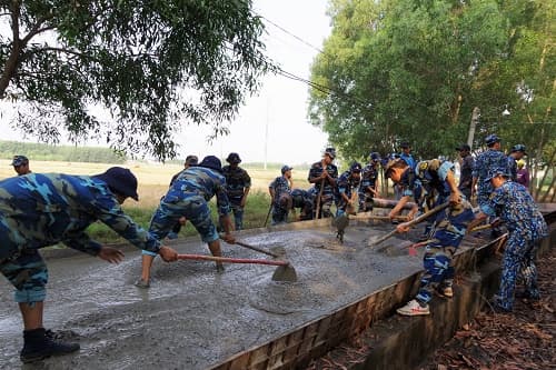 Căn cứ 696, Vùng 2 Hải quân: Giúp dân làm đường liên thôn