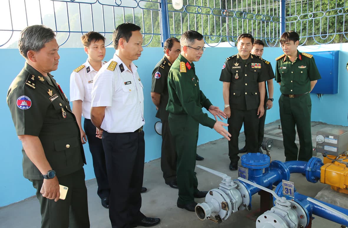 Đoàn cán bộ Cục Xăng dầu Cam-pu-chia thăm Vùng 1 Hải quân