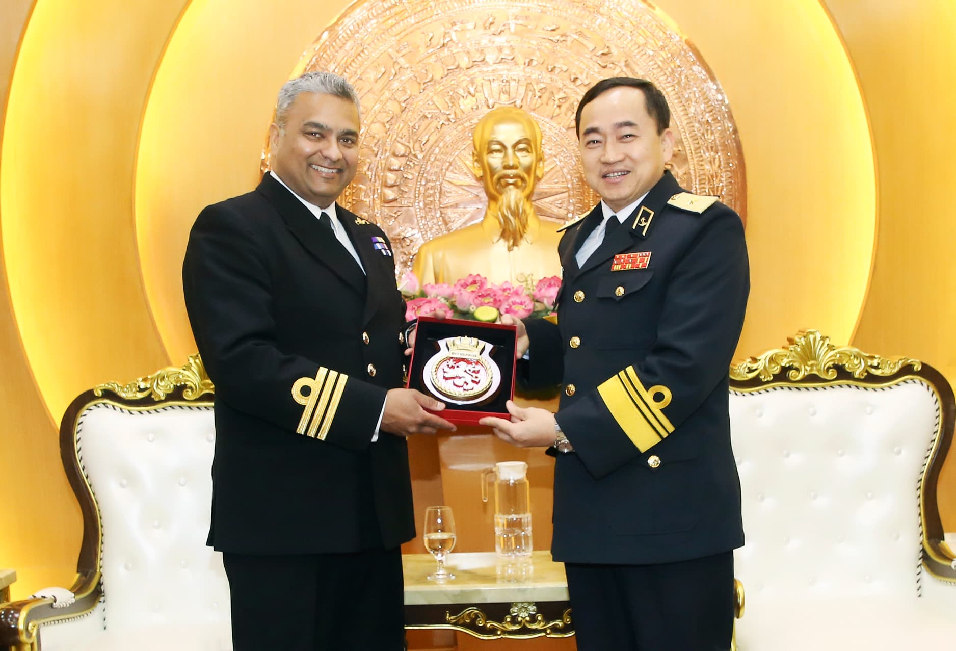 Chỉ huy Tàu HMS Enterprise thăm Bộ Tư lệnh Hải quân