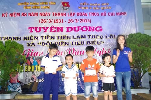 Tiểu đoàn 563, Vùng 5 Hải quân và Huyện đoàn Bình Tân tổ chức các hoạt động "Hành trình tuổi trẻ vì biển, đảo quê hương”