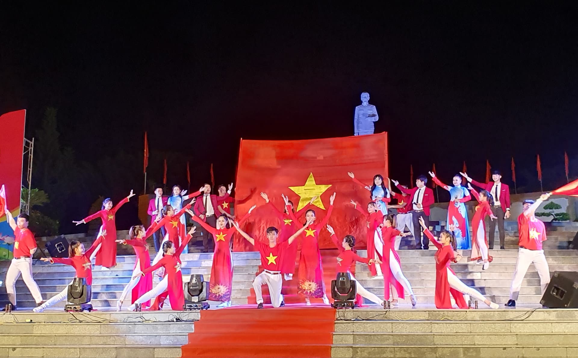 Chương trình văn nghệ kỷ niệm 50 năm thực hiện Di chúc của Chủ tịch Hồ Chí Minh