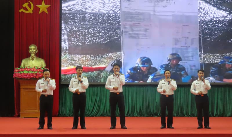 Lữ đoàn 679 tổ chức diễn đàn Ngày pháp luật Việt Nam năm 2025