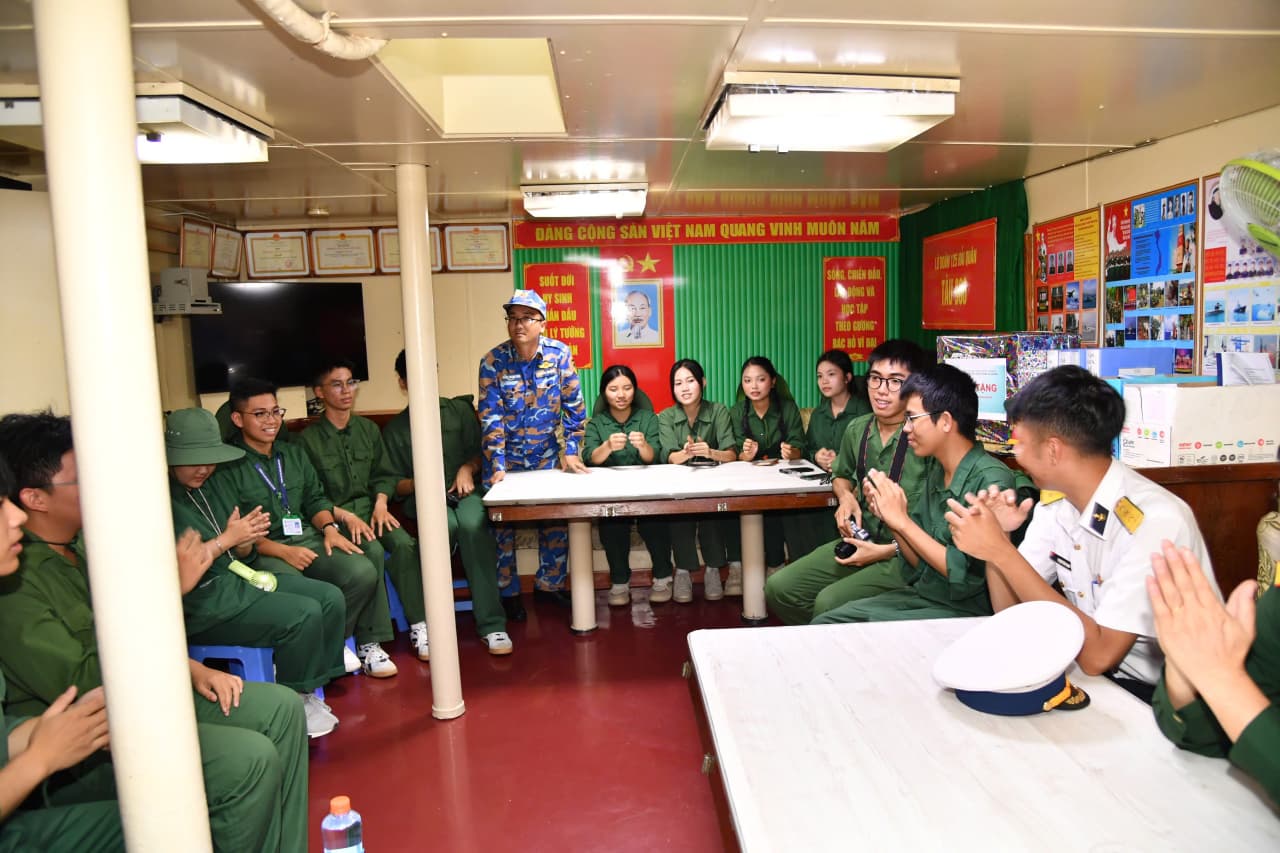 Hơn 300 sinh viên tham quan thực tế tại Lữ đoàn 125