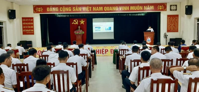 Lữ đoàn 169 học tập nội dung phong trào “Bình dân học vụ số”