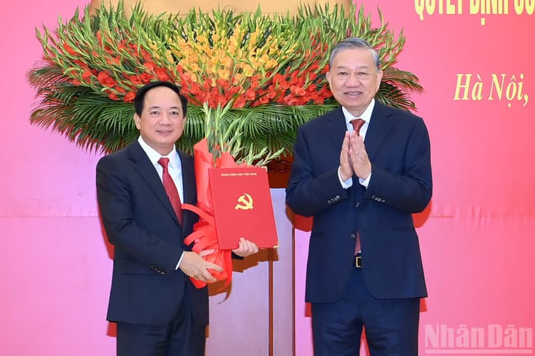 Tổng Bí thư Tô Lâm trao các quyết định của Bộ Chính trị về công tác cán bộ