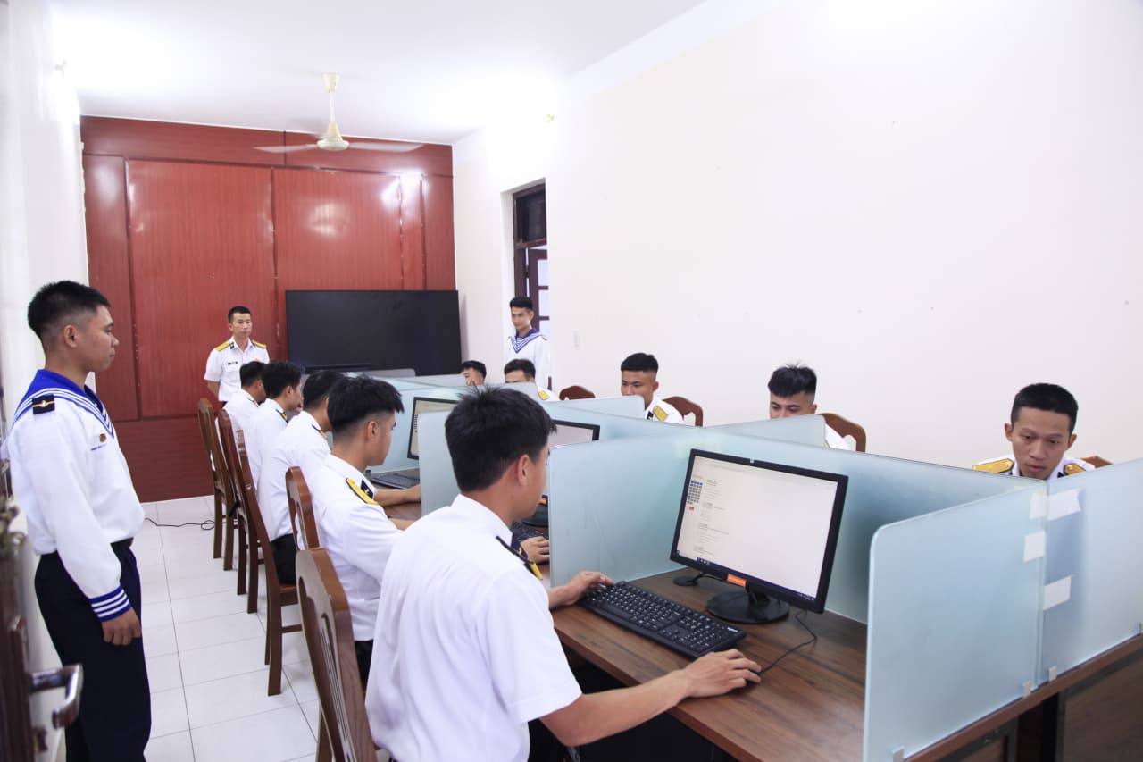 Cán bộ, chiến sĩ Lữ đoàn 162 nắm vững kiến thức, kỹ năng số