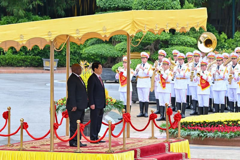 Chủ tịch nước Lương Cường chủ trì lễ đón cấp Nhà nước Tổng thống Nam Phi Matamela Cyril Ramaphosa