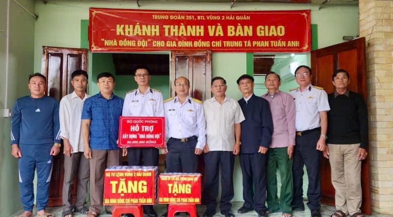 Trung đoàn 251 bàn giao nhà đồng đội tại Nghệ An