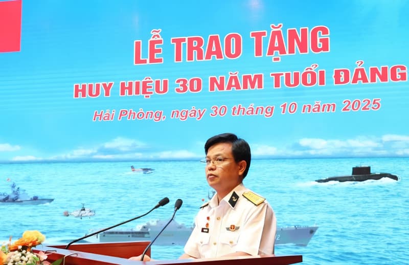 Đảng ủy Cục Hậu cần-Kỹ thuật Hải quân trao tặng Huy hiệu 30 năm tuổi Đảng