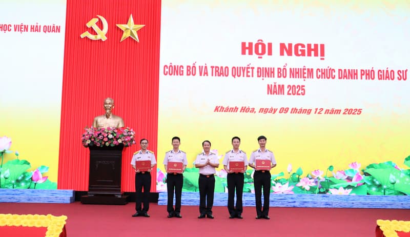Học viên Hải quân trao quyết định bổ nhiệm chức danh phó giáo sư năm 2025