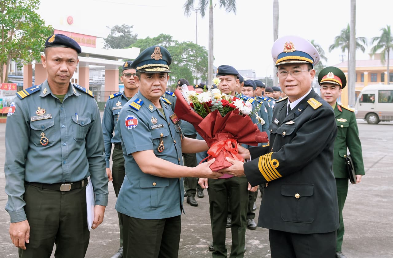 Đoàn cán bộ Quân đội Hoàng gia Campuchia trao đổi kinh nghiệm công tác cán bộ tại Lữ đoàn 679