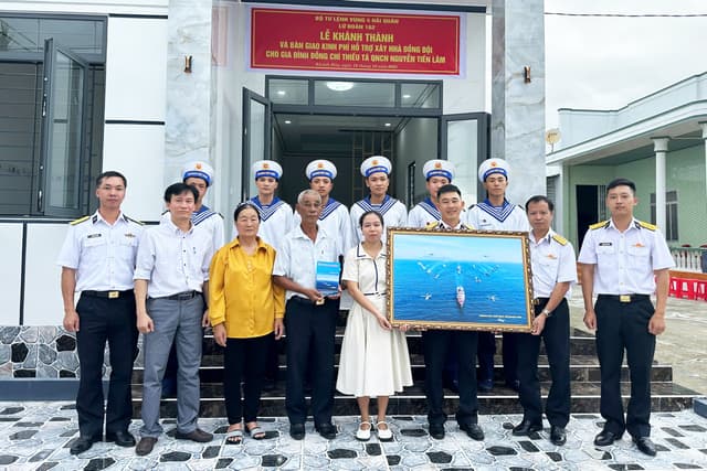 Lữ đoàn 162 bàn giao nhà đồng đội tại Khánh Hòa