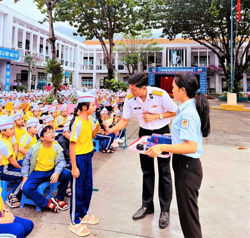 Hơn 4.000 giáo viên, học sinh nghe thông tin về truyền thống Quân đội nhân dân Việt Nam