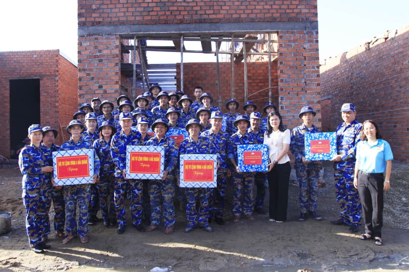 Đoàn công tác Vùng 4 Hải quân thăm, động viên cán bộ, chiến sĩ thực hiện Chiến dịch Quang Trung