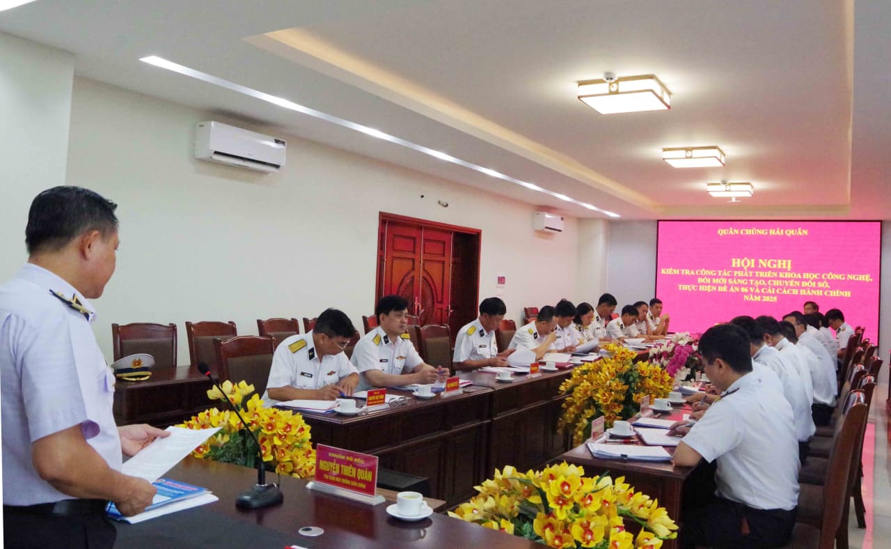 Kiểm tra công tác phát triển khoa học công nghệ, đổi mới sáng tạo, chuyển đổi số tại Viện Kỹ thuật Hải quân