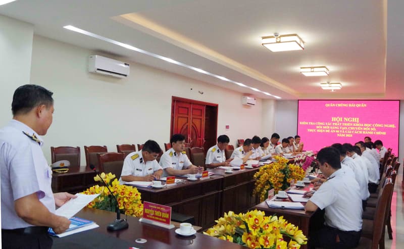 Kiểm tra công tác phát triển khoa học công nghệ, đổi mới sáng tạo, chuyển đổi số tại Viện Kỹ thuật Hải quân