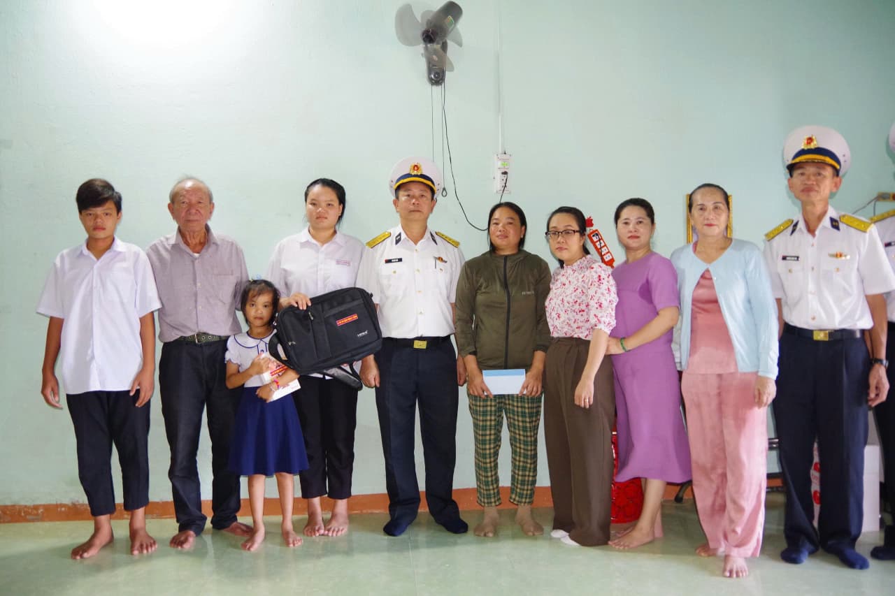 Vùng 2 Hải quân tặng quà học sinh nghèo tỉnh Vĩnh Long